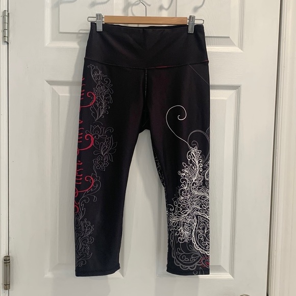 Nominou Shabeena High Rise Crop Black & Red Print Leggings - Picture 6 of 15